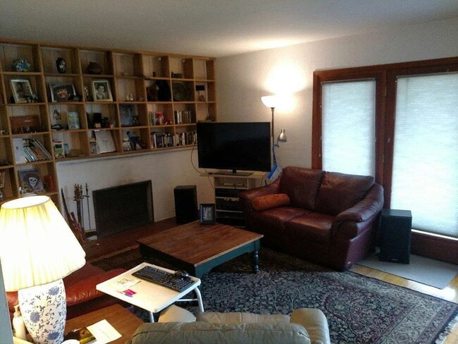 Building Photo - "Welcome Home: Spacious 3-Bedroom Oasis with 2 Full Baths on Dakota St NE!"
