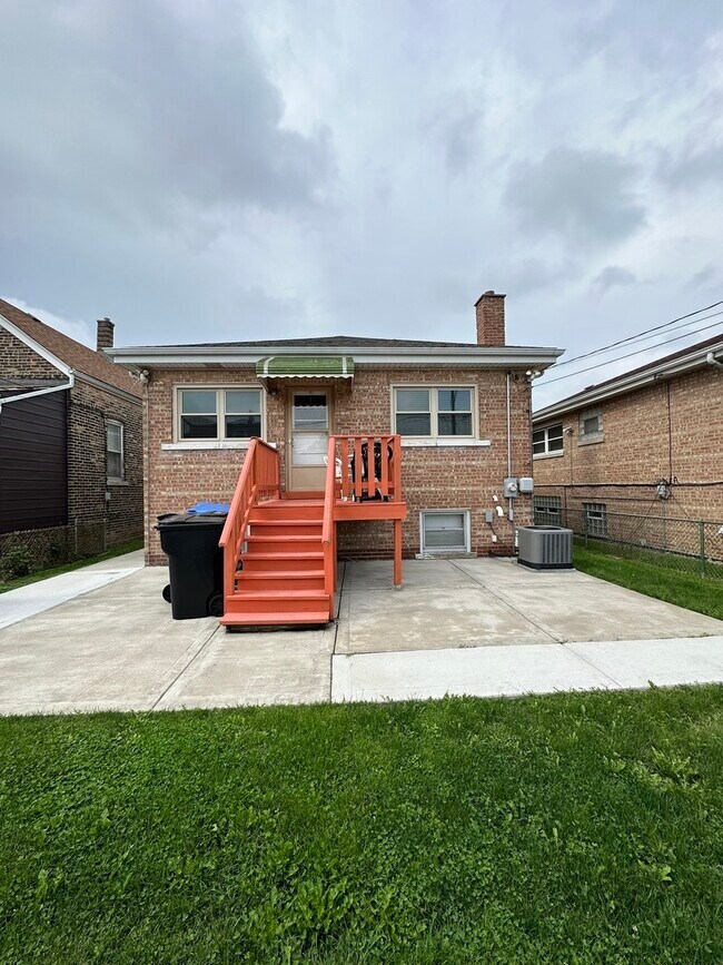 Building Photo - 5029 S Artesian Ave