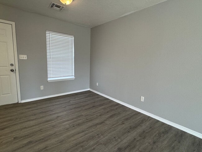 Building Photo - 1817 SW Jefferson- AVAILABLE NOW!