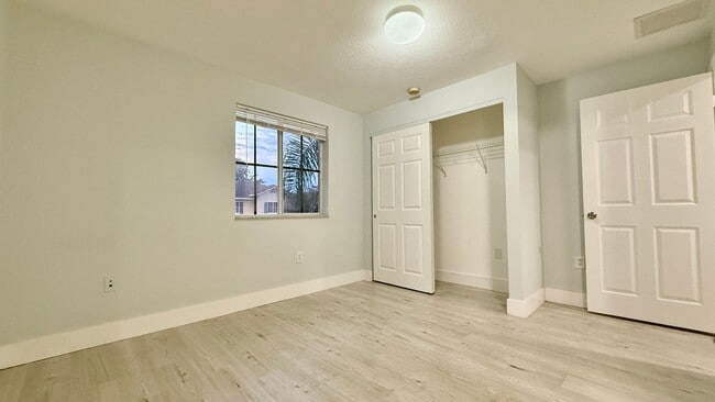 Building Photo - Spacious 3/3 Townhouse with Lake View – Sa...