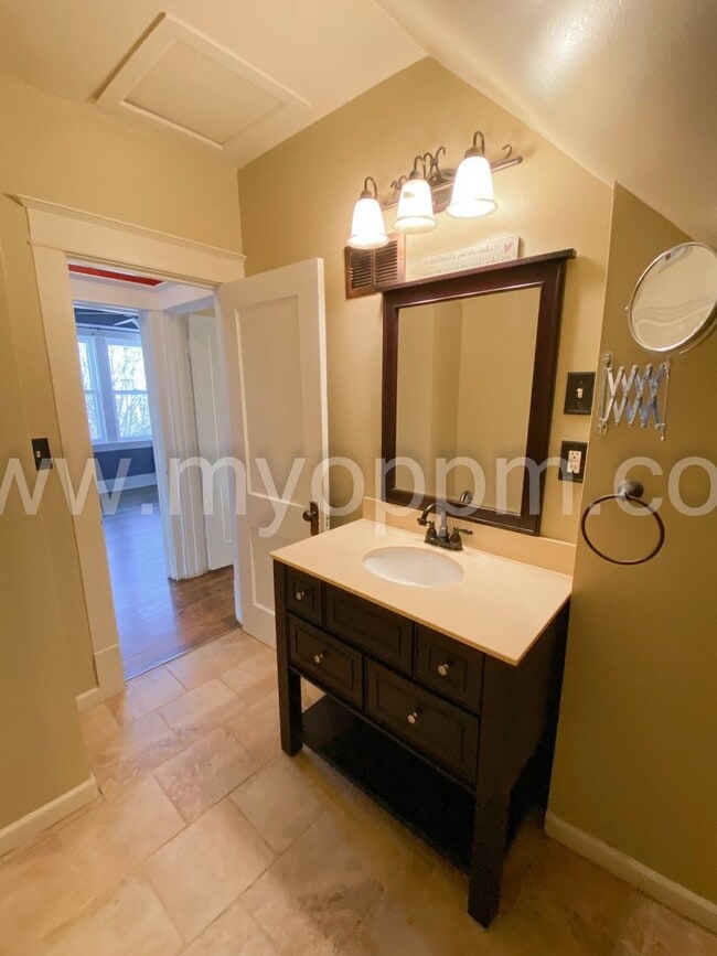Building Photo - 2 Bed / 1 .5 Bath Home | Midtown