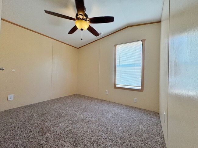 Building Photo - Very Cute 2/2 With Lake Access and Ammenities