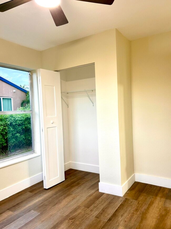 Building Photo - 1210 W 26th Ct