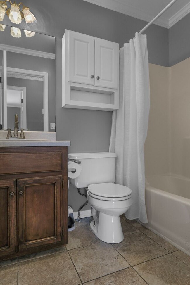 Building Photo - Pet Friendly, 4 Bedroom 2 bath Beautiful H...