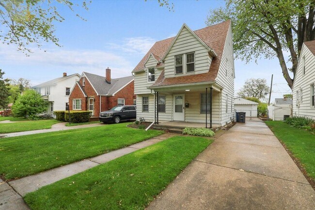 Building Photo - 446 W Capistrano Ave
