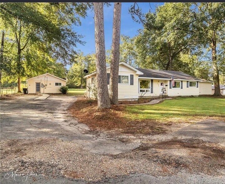 Building Photo - 2401 Amelia Ave