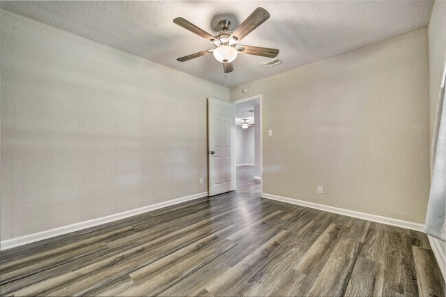Building Photo - 7506 Bluebonnet St