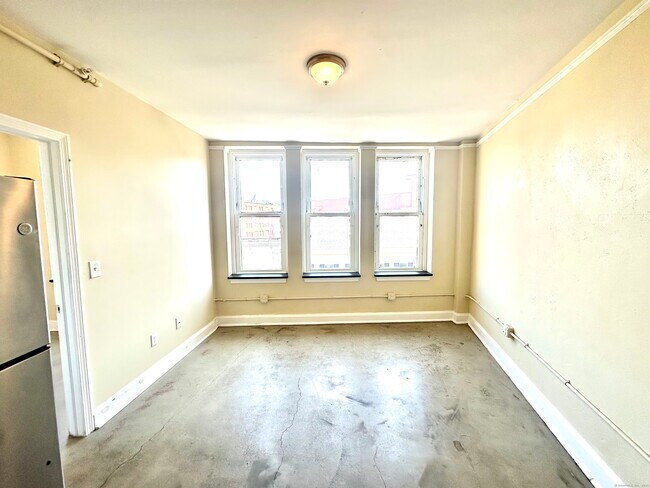 Primary Photo - 77 Bank St