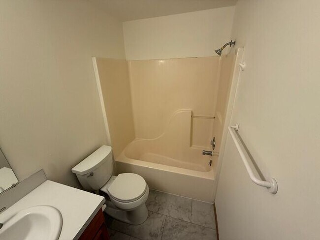 Building Photo - Puyallup 2 PLUS bedroom, 2 bath Large dupl...