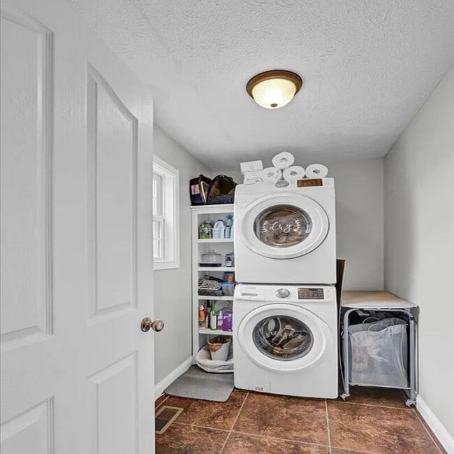 Building Photo - **For Keys in Hand ASAP - Inquire Within for Details**