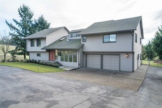 Building Photo - Escape to the Country, Spacious Contemporary in Wilsonville with Shop