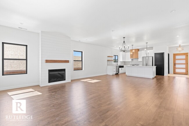 Building Photo - Exquisite 3 Bed / 2.5 Bath Home near the Eagle Point Golf Course!