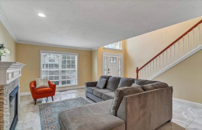 Building Photo - 852 Burgundy Ave NE