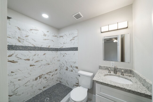 Building Photo - 1627 W Mariposa Dr
