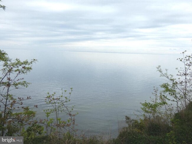 Building Photo - 3550 Bay View Dr