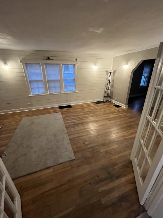 Building Photo - 1910 Hst W 10th St