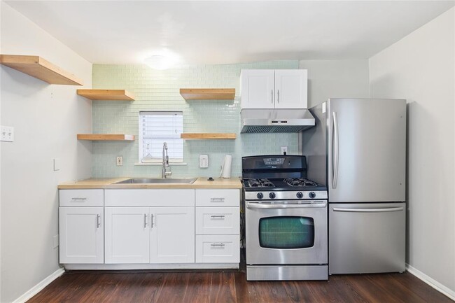 Building Photo - 2308 E 10th St