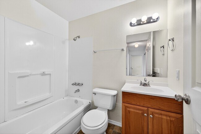 Building Photo - Cute 2 bedroom Near Downtown Tacoma & I-5