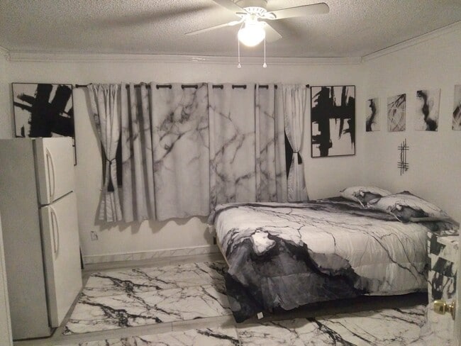 Building Photo - 2380 S Bardell Ave