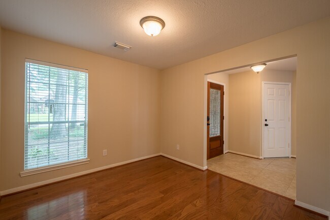 Building Photo - 16015 Lausanne Dr