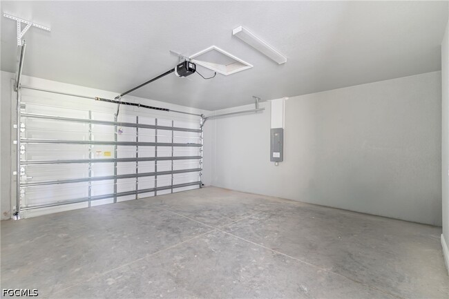 Building Photo - 208 Clover Ave