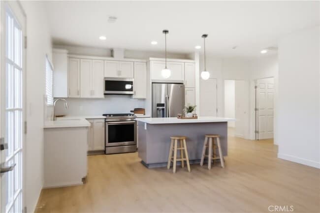 Building Photo - 215 E 2nd St