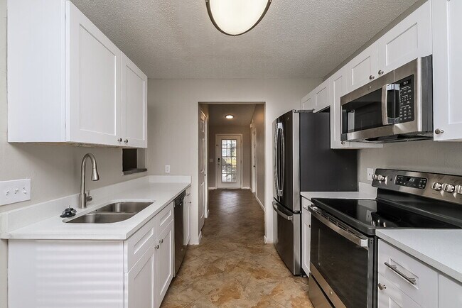 Building Photo - 10950 Kenmore Dr