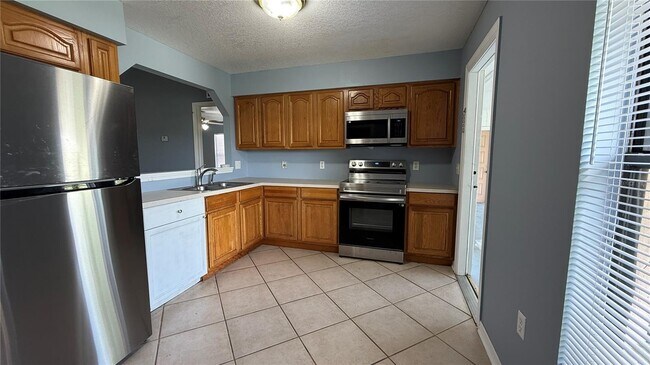 Building Photo - 404 Spike Ct