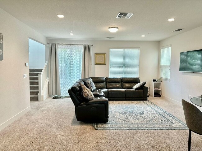 Building Photo - 1646 S Macias Pl