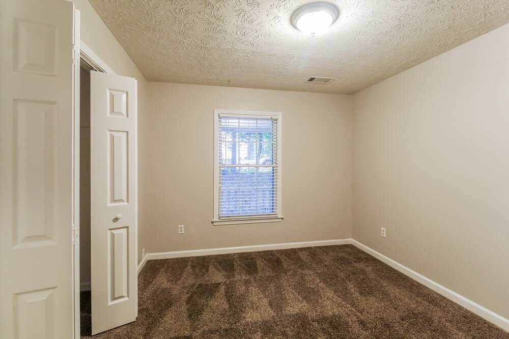 Building Photo - 1418 Hillside Pl SE