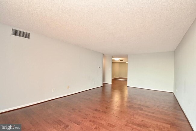 Building Photo - 1101 S Arlington Ridge Rd