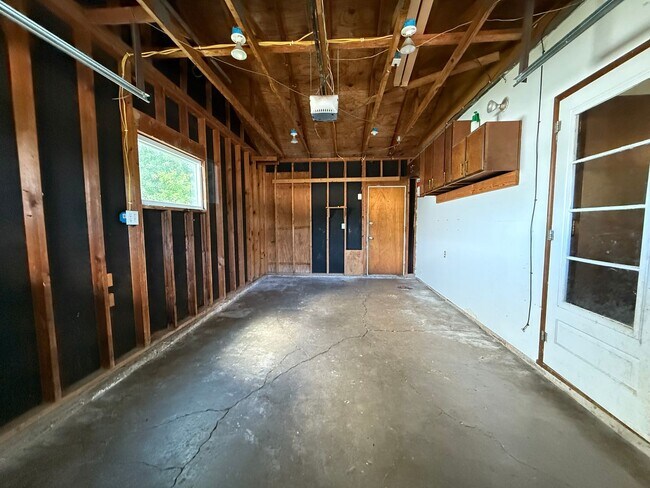 Building Photo - Charming 3 Bed, 1 Bath Home in Quiet Bette...