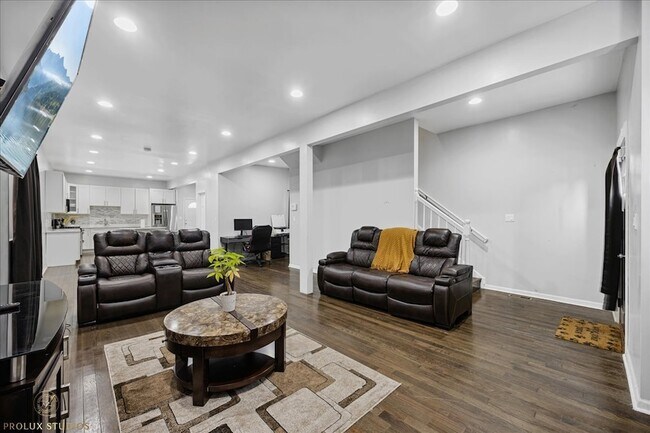 Building Photo - 352 N Avers Ave