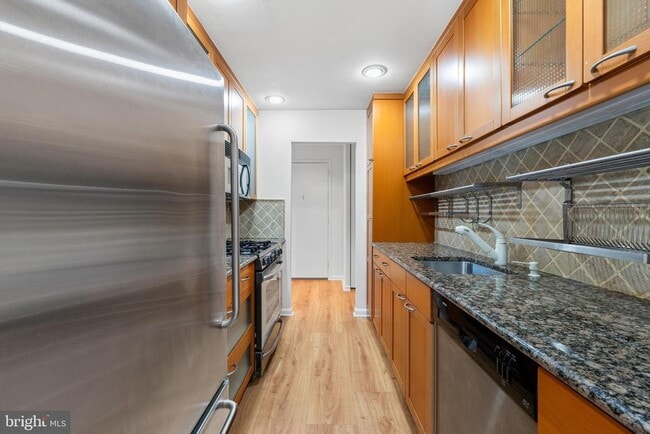 Building Photo - 1640 Oakwood Dr