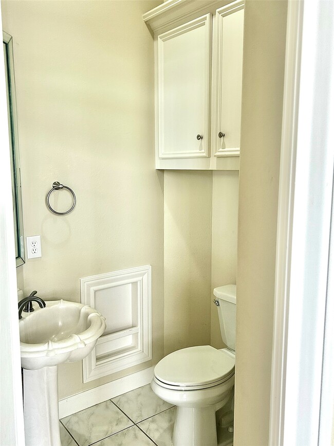 Building Photo - 807 Kipp Ave