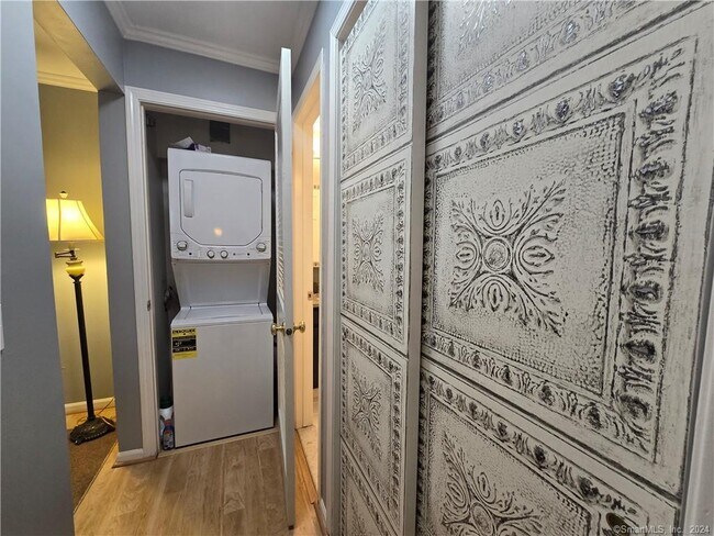 Building Photo - 22 Essex Ct