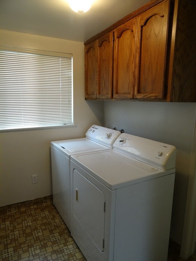 Building Photo - 2950 Land Park Dr