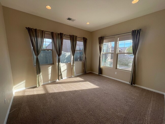 Building Photo - Sparks Home in Gated Community!