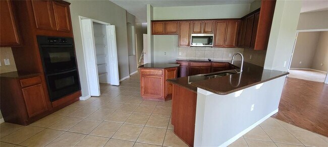 Building Photo - 3504 Somerset Cir