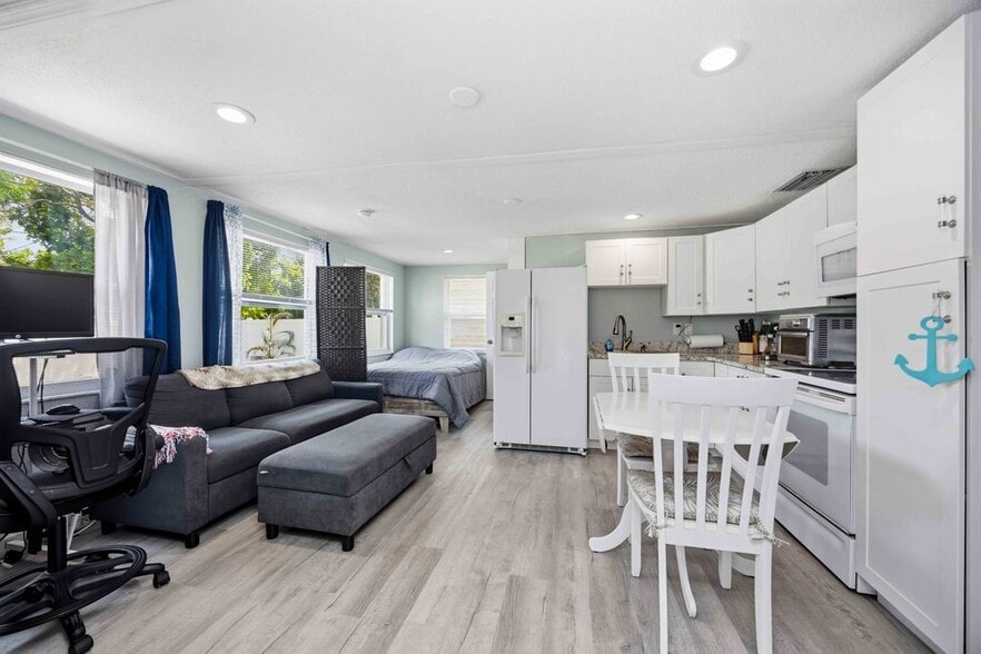 Building Photo - 370 E Fray St