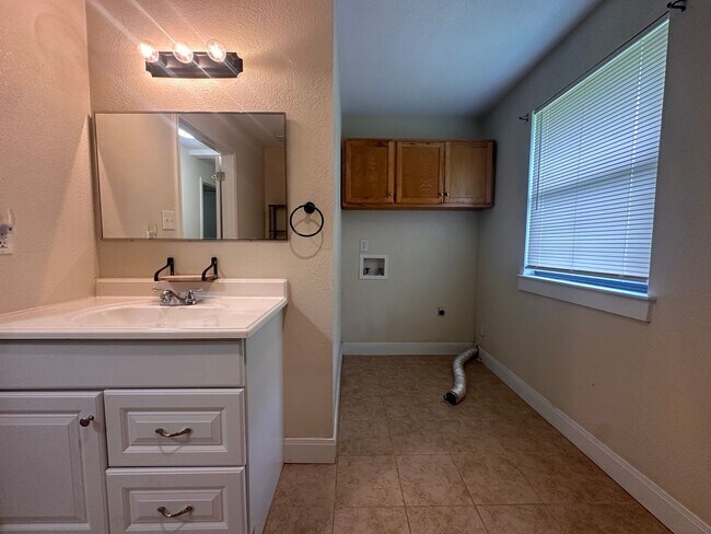 Building Photo - 2 bedroom 1 bath Duplex | Full Size Laundry Connections | Wood Floors
