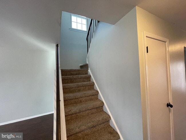 Building Photo - 7 N Hill Dr