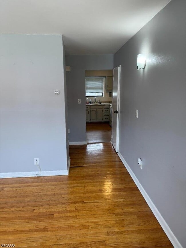 Building Photo - 10 Colonial Dr