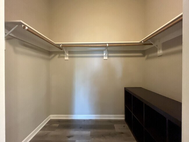 Building Photo - Distinctive 3-Story Tigard Townhouse with Stainless Steel Kitchen, Vaulted Ceilings & Attached 2-...