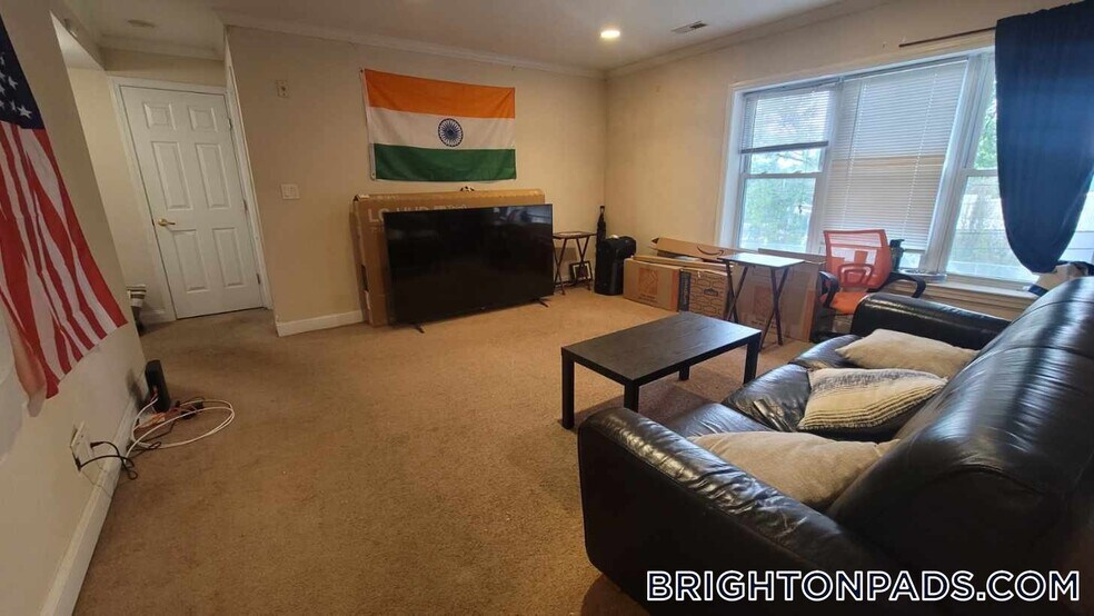 Primary Photo - 168 Newton St