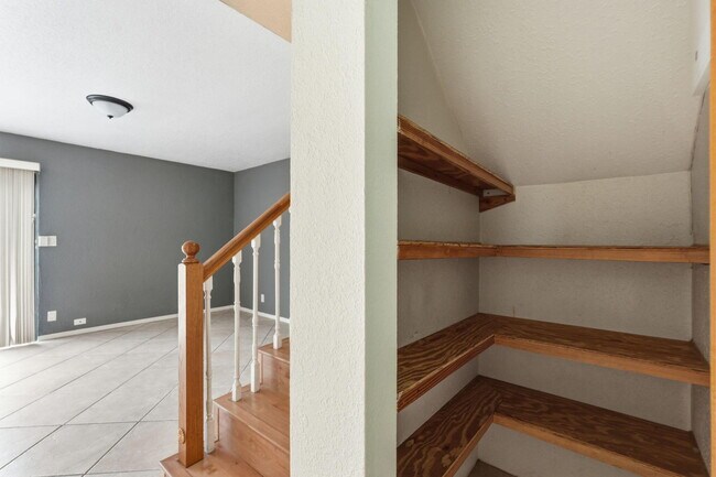 Building Photo - 430 Commodore Dr