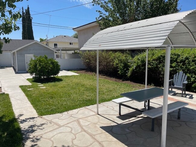 Building Photo - 2 bedroom 1 bath Brea $3200