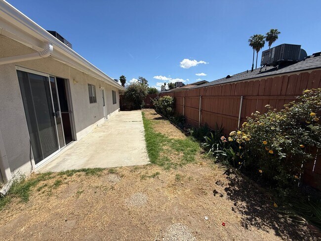 Building Photo - Duplex! 2 bedrooms 2 bathrooms