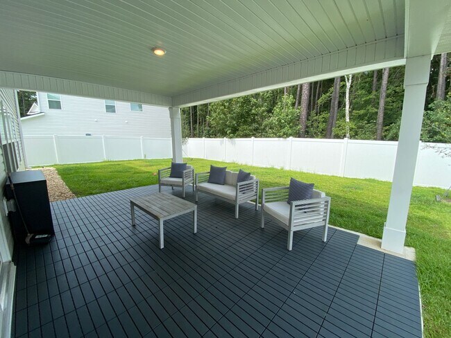 Building Photo - 5 bedrooms 3 bathroom Smart Home