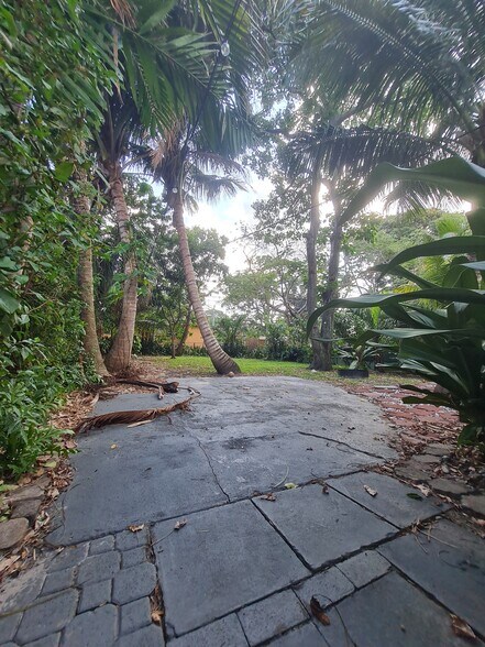 Building Photo - 902 NE 40th St